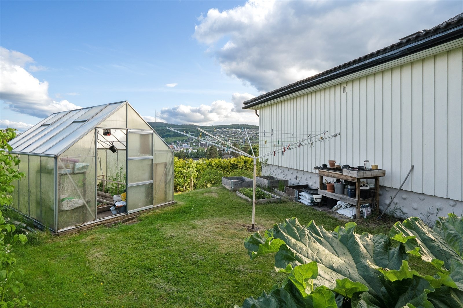 I hagen finnes et drivhus, perfekt for den med grønne fingre. Galleribilde