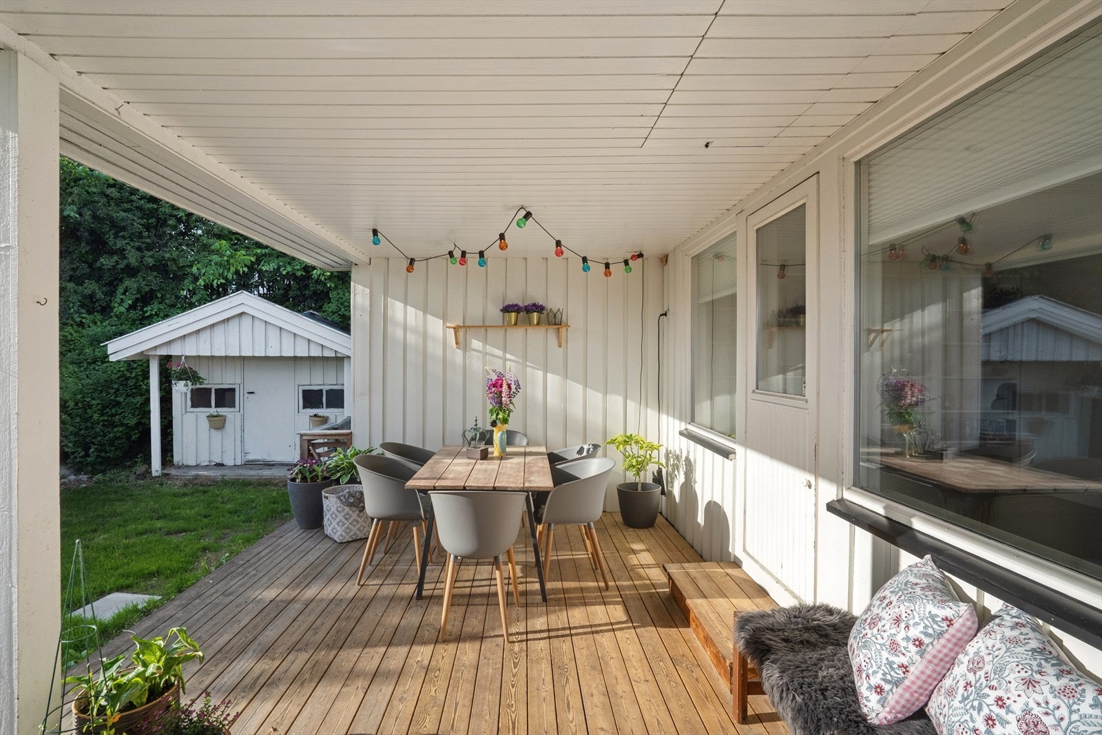 Markterrassen er delvis overbygget og har god plass til utemøbler. Her finnes også et eget hus for de minste i familien. Galleribilde
