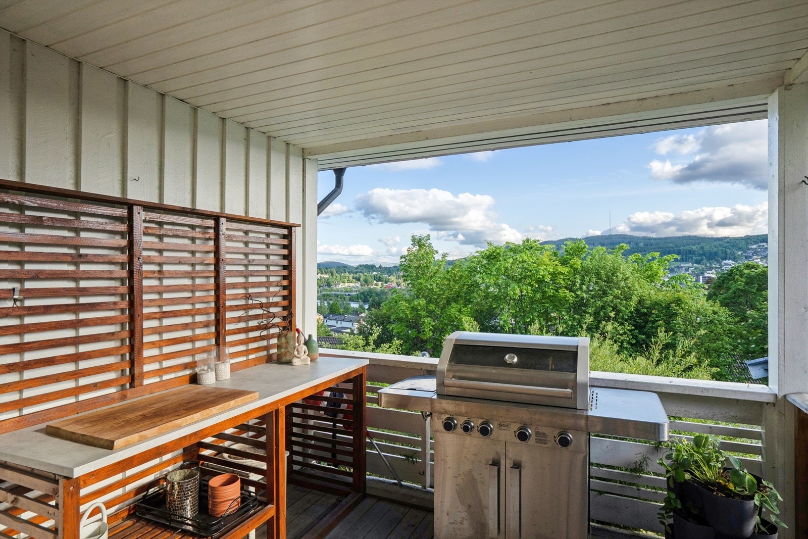 Terrassen fungerer som en forlengelse av både stue og kjøkken på fine sommerdager. Her er det plass til utekjøkken, grill og spisebord. Galleribilde