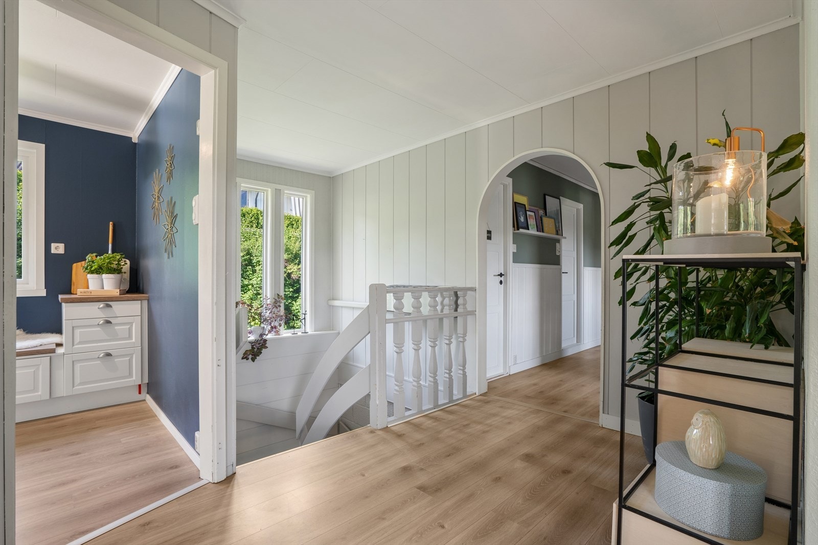 Med oppholdsrom og bad i begge etasjer passer huset godt for en stor familie. Galleribilde