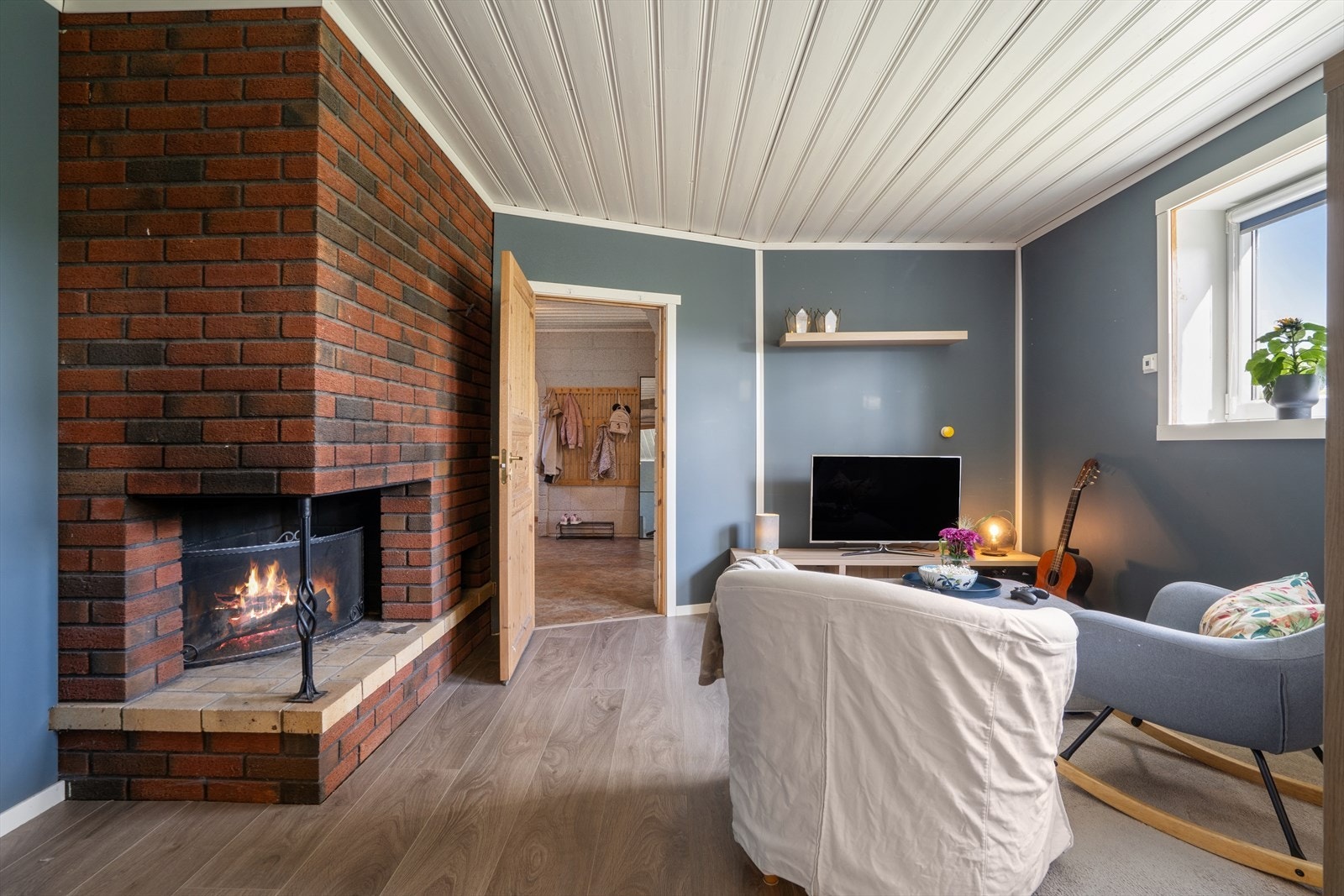 Her er det etablert en murt, åpen peis som gir ekstra varme og hygge. Galleribilde