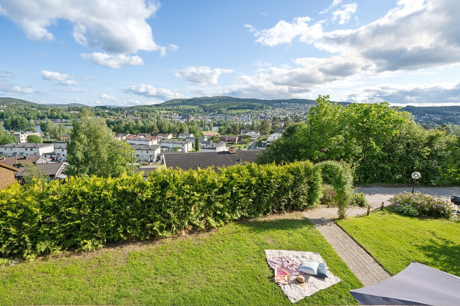 Den pent opparbeidede hagen er skjermet og har gode solforhold. Galleribilde