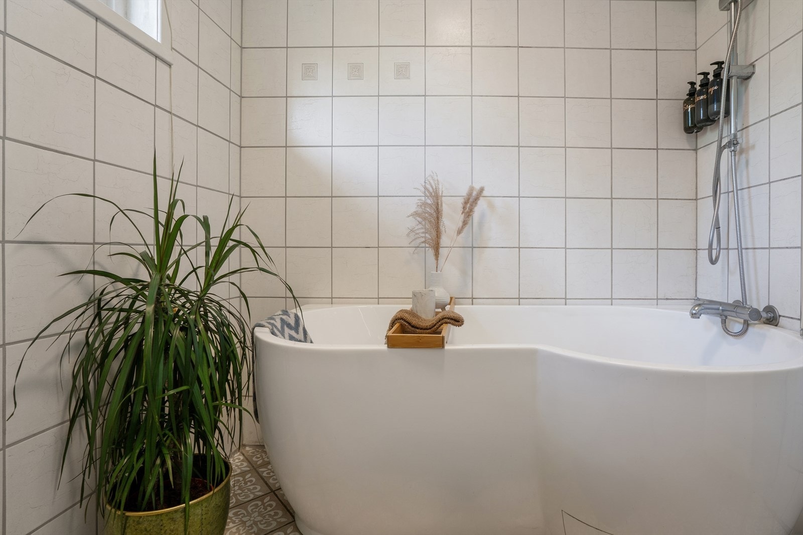Rommet er utstyrt med badekar og en elektrisk, fuktstyrt vifte som ble installert i 2019. Galleribilde
