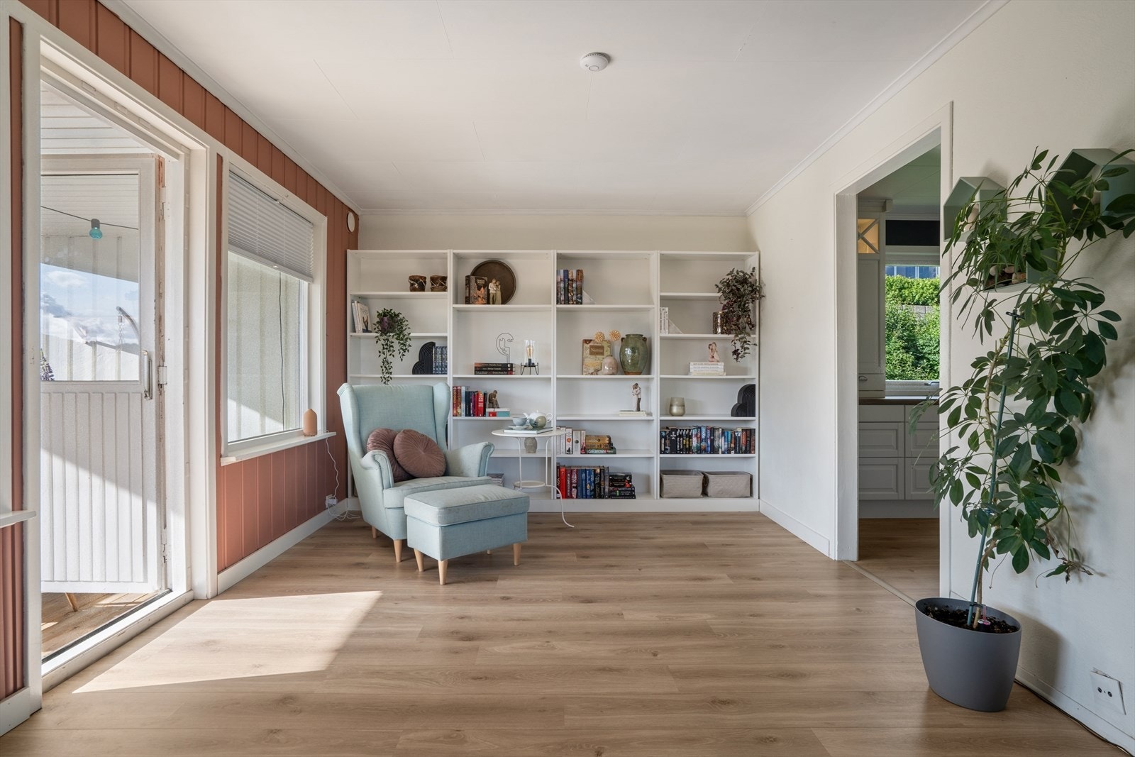 Denne kroken kan også egne seg godt til plassering av spisestuen. Herfra er det direkte utgang til en stor markterrasse på ca. 27 m². Galleribilde