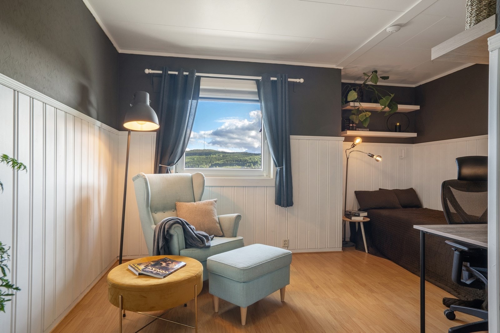 I det siste soverommet i hovedetasjen har du plass til både seng, pult og sittemøblement. Galleribilde