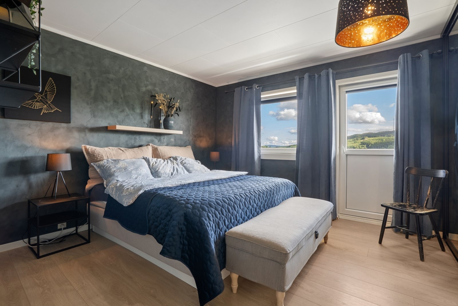 Hovedsoverommet har god plass til dobbeltseng og utgang ti balkong. Galleribilde