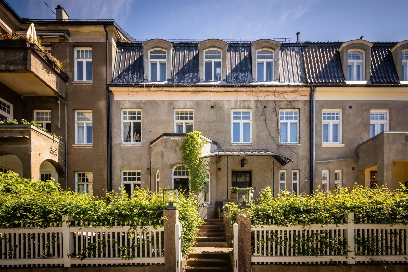 Klassisk enebolig tegnet av arkitekt Kristian Rivertz, med Frognerparken som nærmeste nabo. Galleribilde