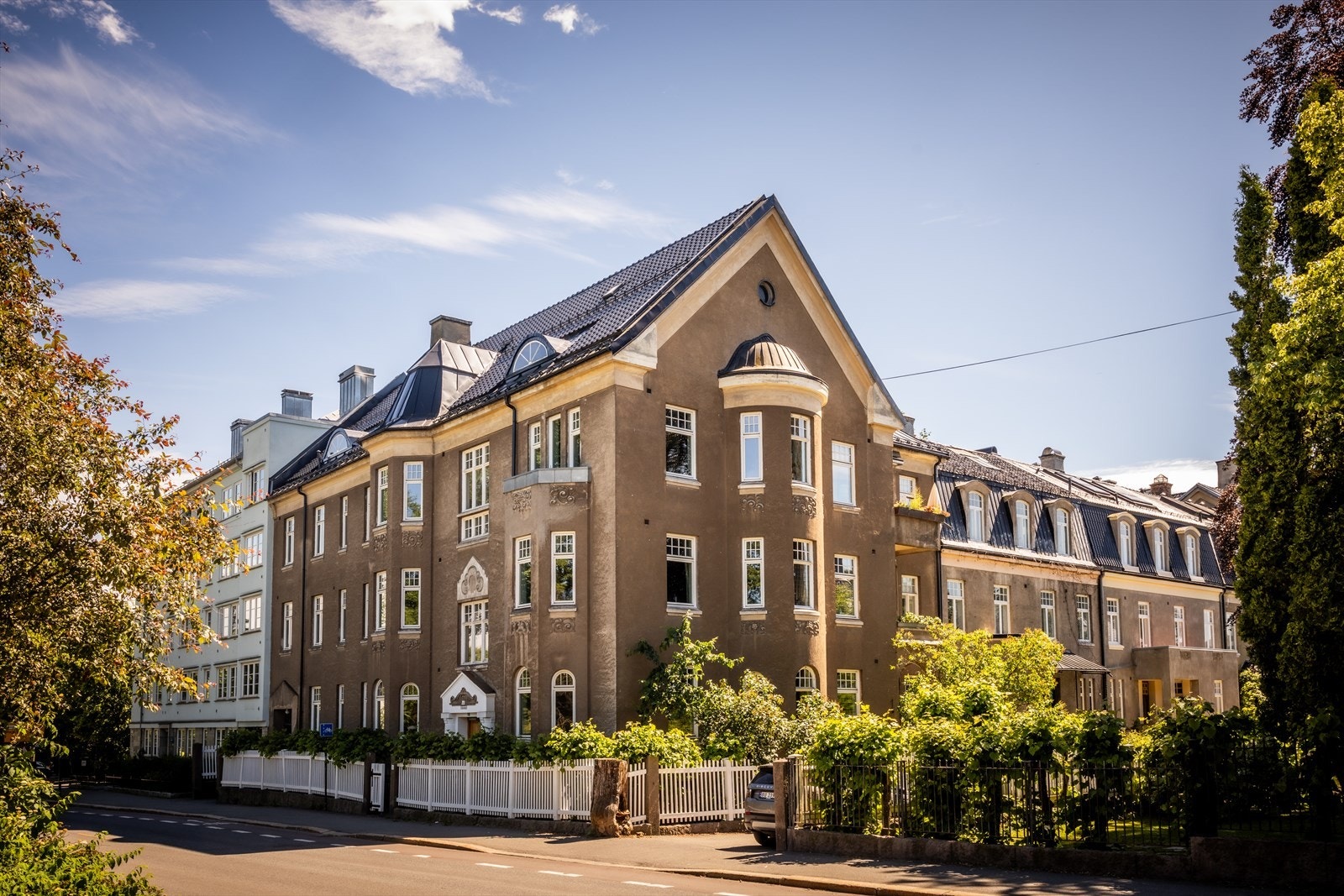 Eiendommen er tegnet av arkitekt Kristian Rivertz i engelsk stil og oppført i 1919. Galleribilde