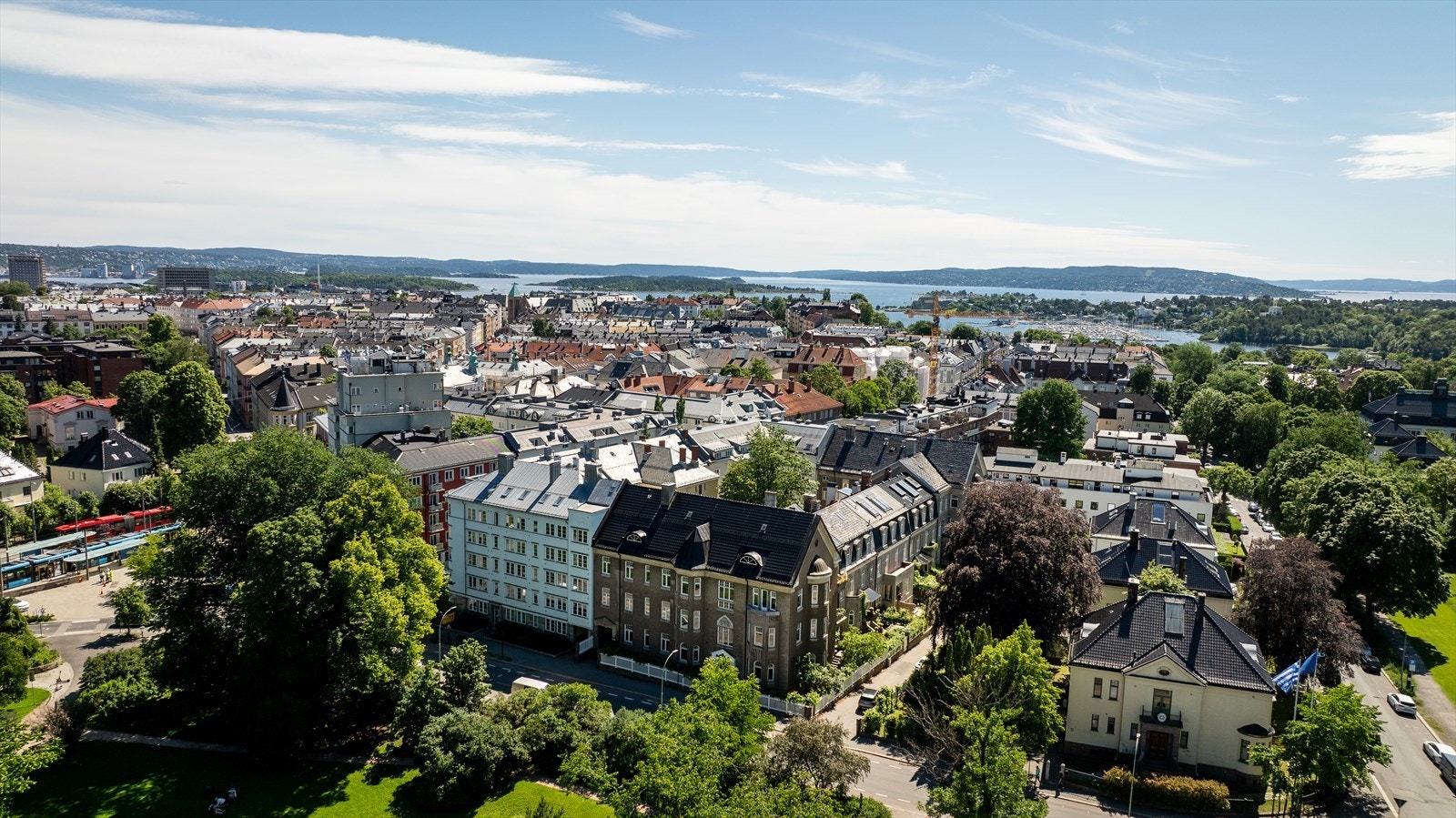 Kort vei ned til Skøyen, Aker Brygge og Tjuvholmen med gallerier og sjøbad. Galleribilde