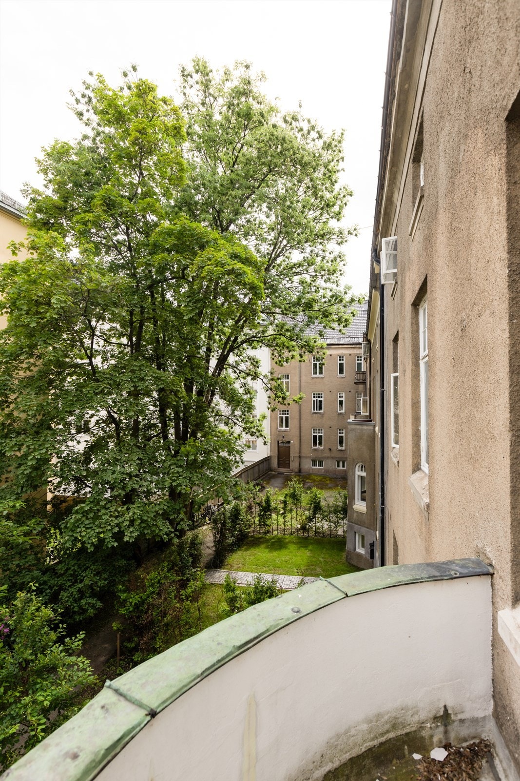 Utsikt fra en av boligens balkonger mot rolige, grønne omgivelser. Galleribilde