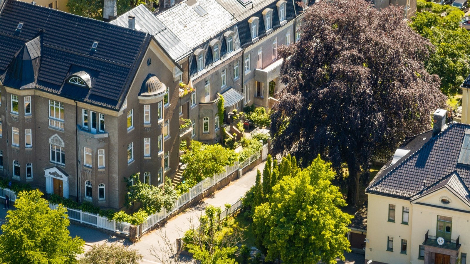 Et innholdsrikt townhouse på 516 m² som ble omfattende oppgradert i 2017/2018. Galleribilde