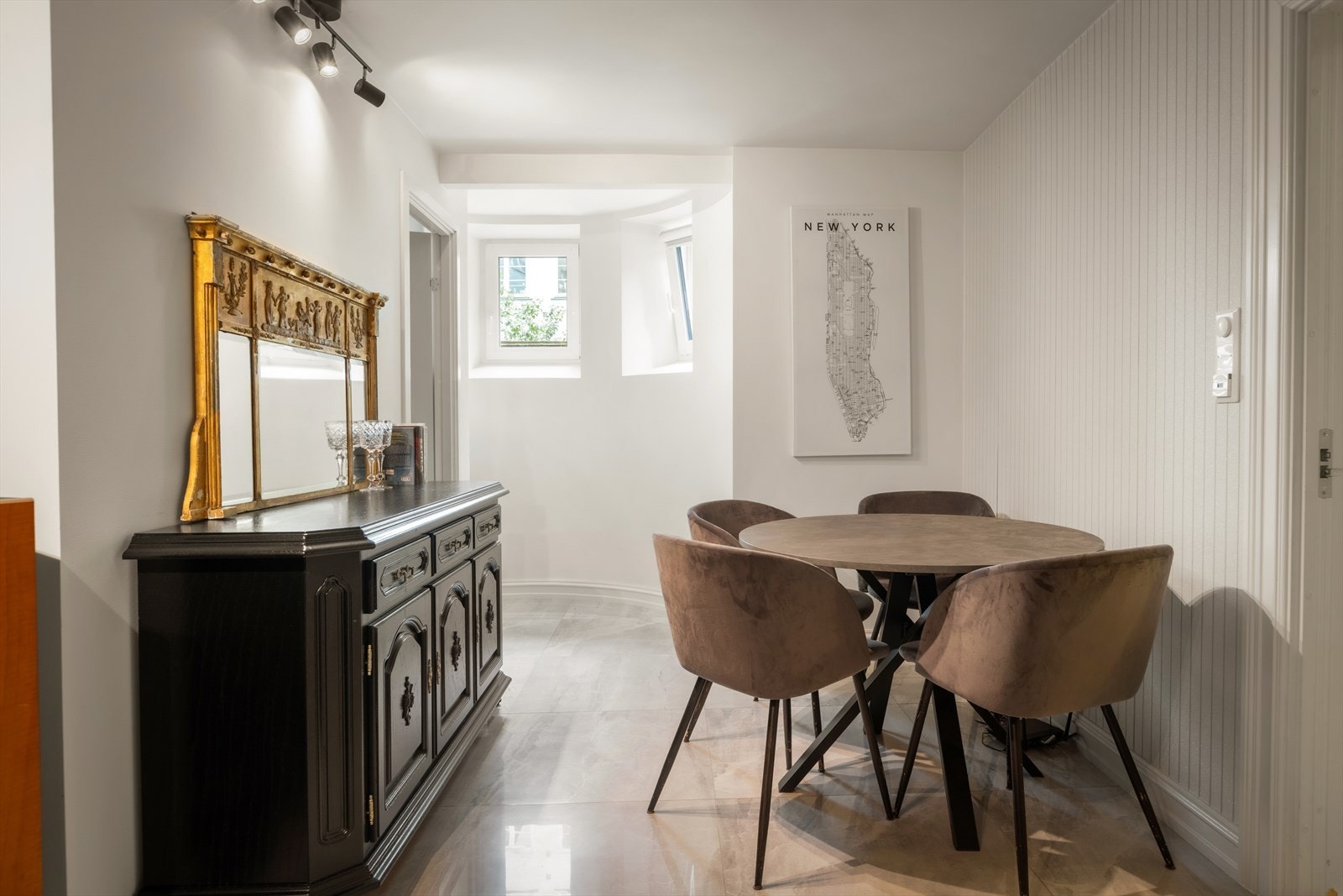 Spiseplass i hybelen. Galleribilde