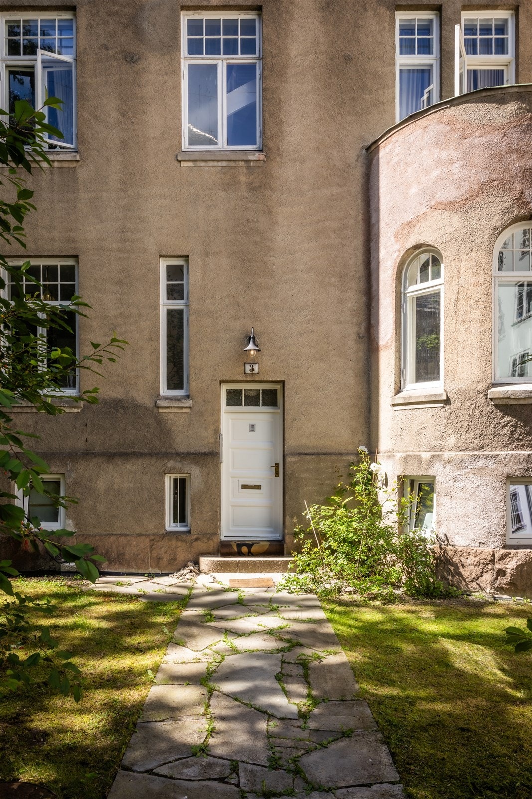 Inngangsparti på baksiden av huset. Galleribilde