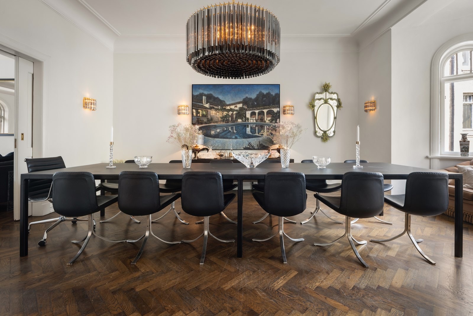 Spisestuen har rikelig med plass for langbord og større selskaper. Galleribilde