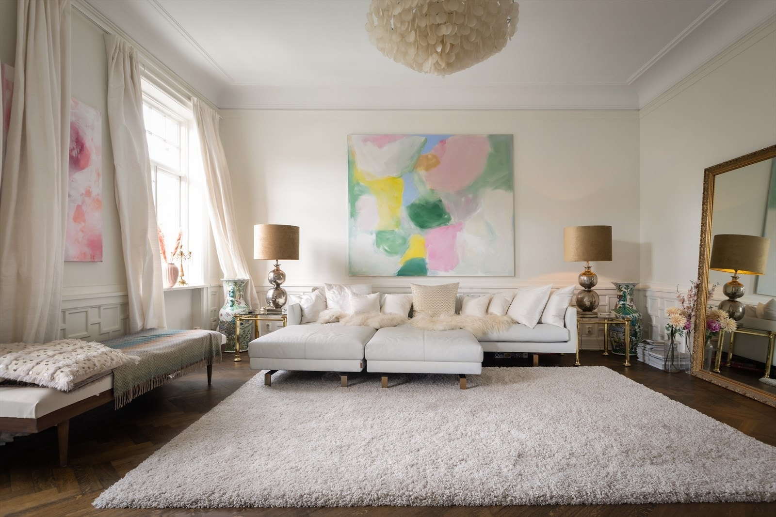 Boligen har flere stuer fordelt over ulike plan, som gir fleksible bruksmuligheter. Galleribilde