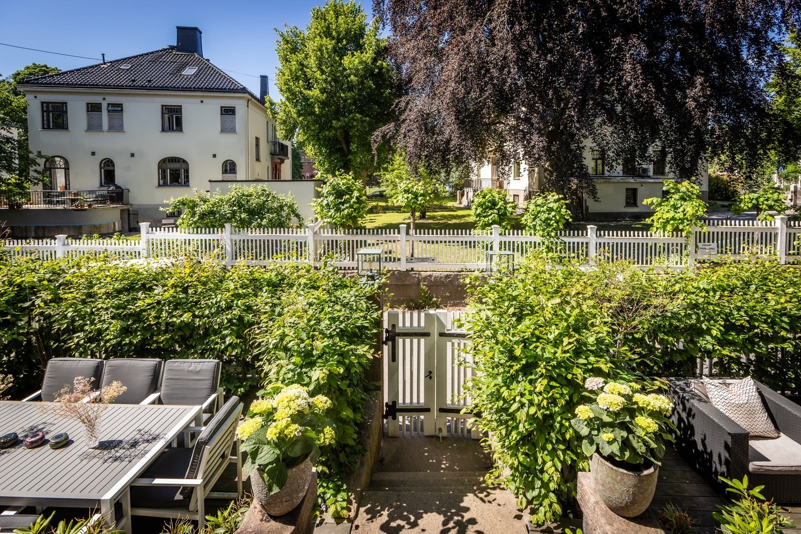 Uteområdet er pent opparbeidet med hekk, plen og beplantning. Galleribilde
