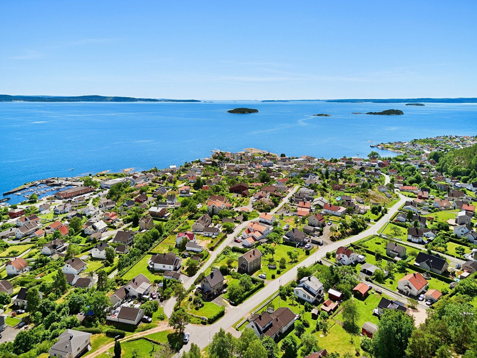 Eiendommen ligger sentralt til på Tofte med 5 minutters gange ned til sentrum Galleribilde