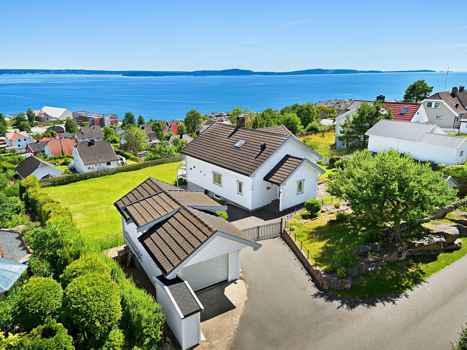 Dette er en velholdt enebolig beliggende med fantastisk utsikt utover Oslofjorden Galleribilde