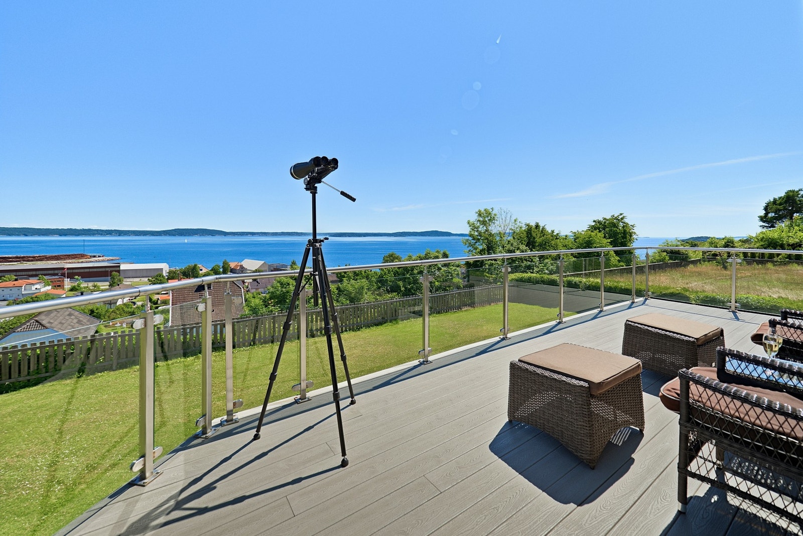 Flott terrasse fra 2014 med komposittgulv og glassrekkverk Galleribilde