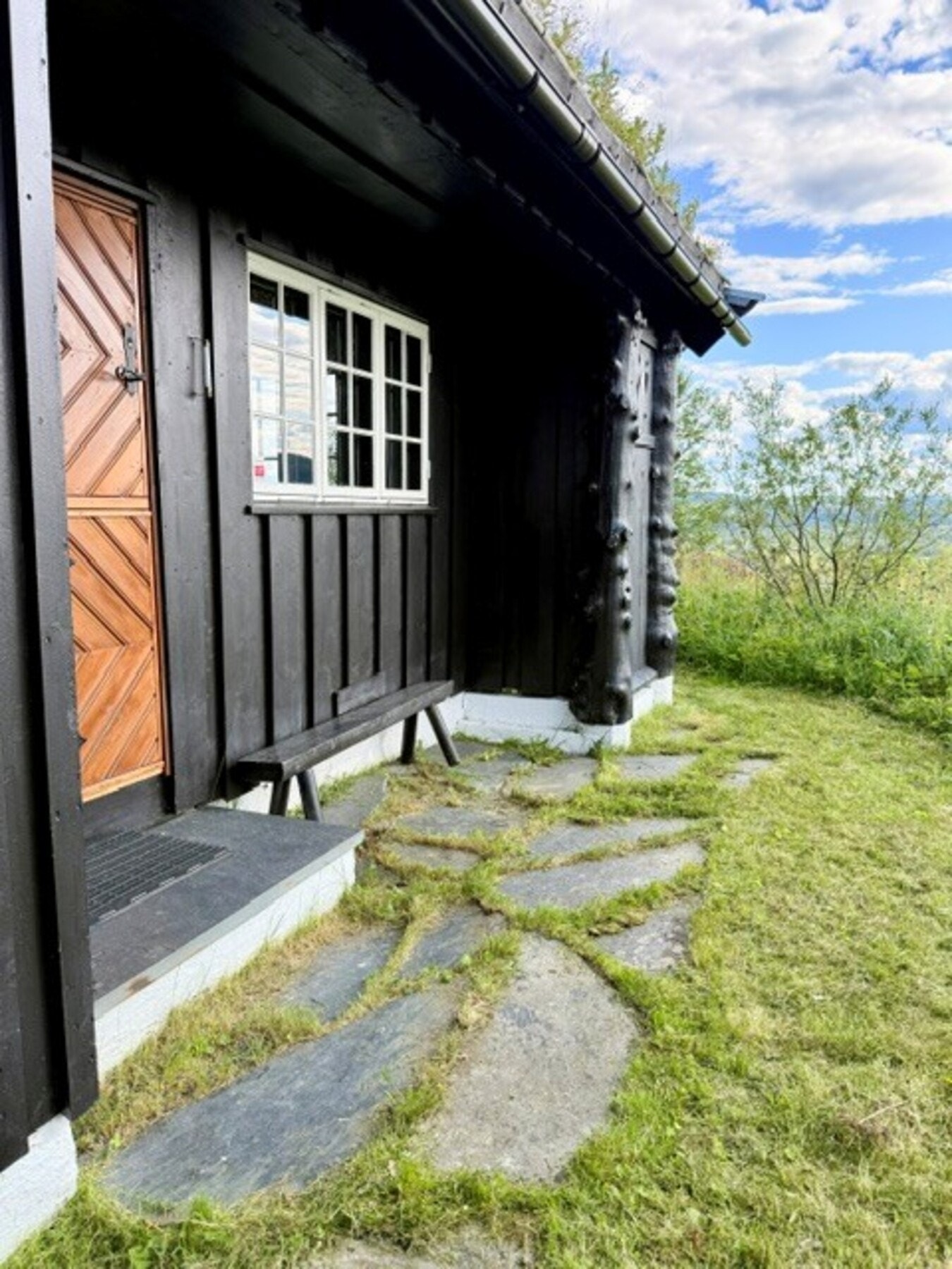 Tomten er pent opparbeidet med skiferlagte gangstier som binder uteområdene sammen på en innbydende måte. Galleribilde