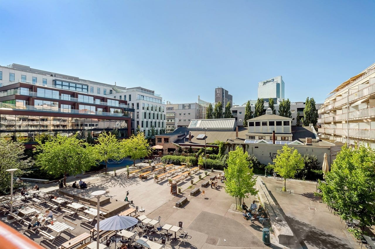 Teaterplassen (ca 3 minutters gange fra leiligheten) byr på et urbant og hyggelig nabolag med grønne omgivelser, populære serveringssteder og en avslappet atmosfære året rundt Galleribilde