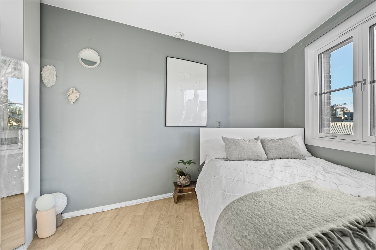 Rommet har god plass til seng, skrivebord og garderobe. Galleribilde