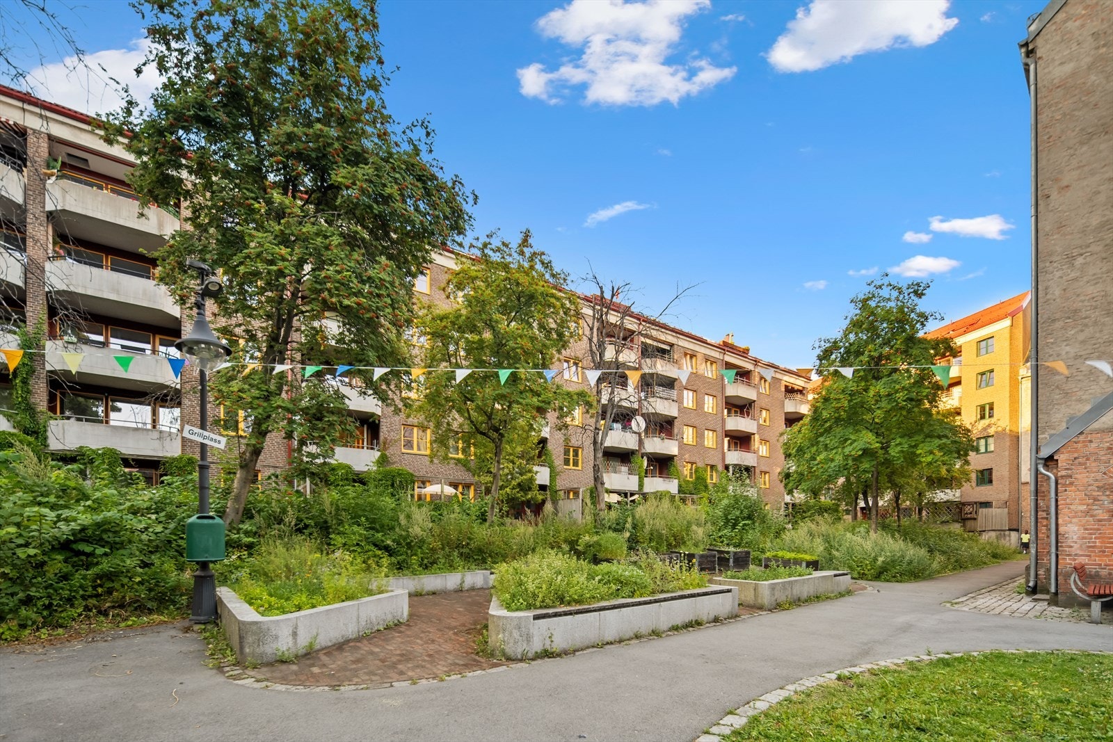 Jensens Have består av 4 nabosameier med felles stor og flott bakgård. Galleribilde