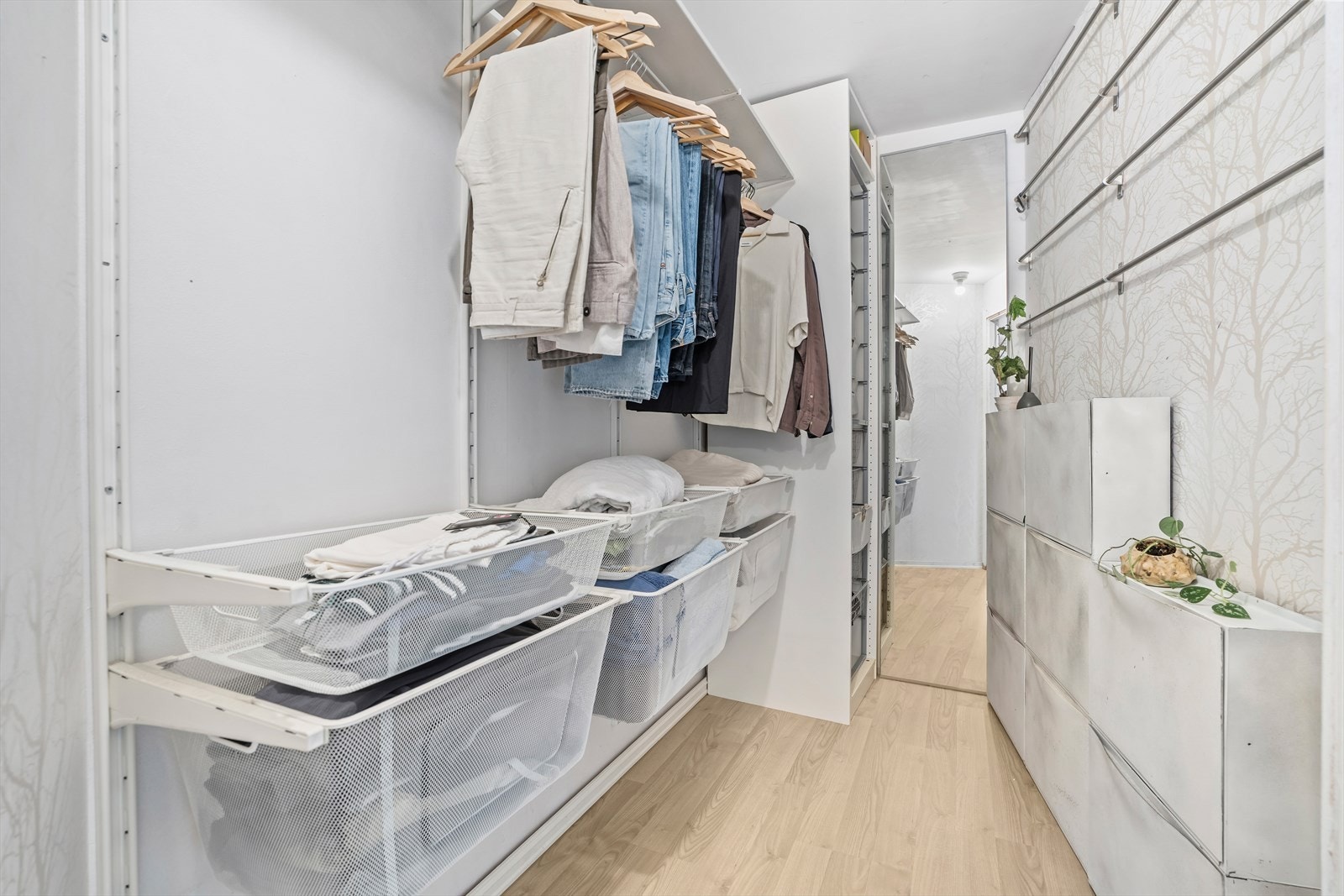 Praktisk omkledningsrom med masse skapplass. Galleribilde