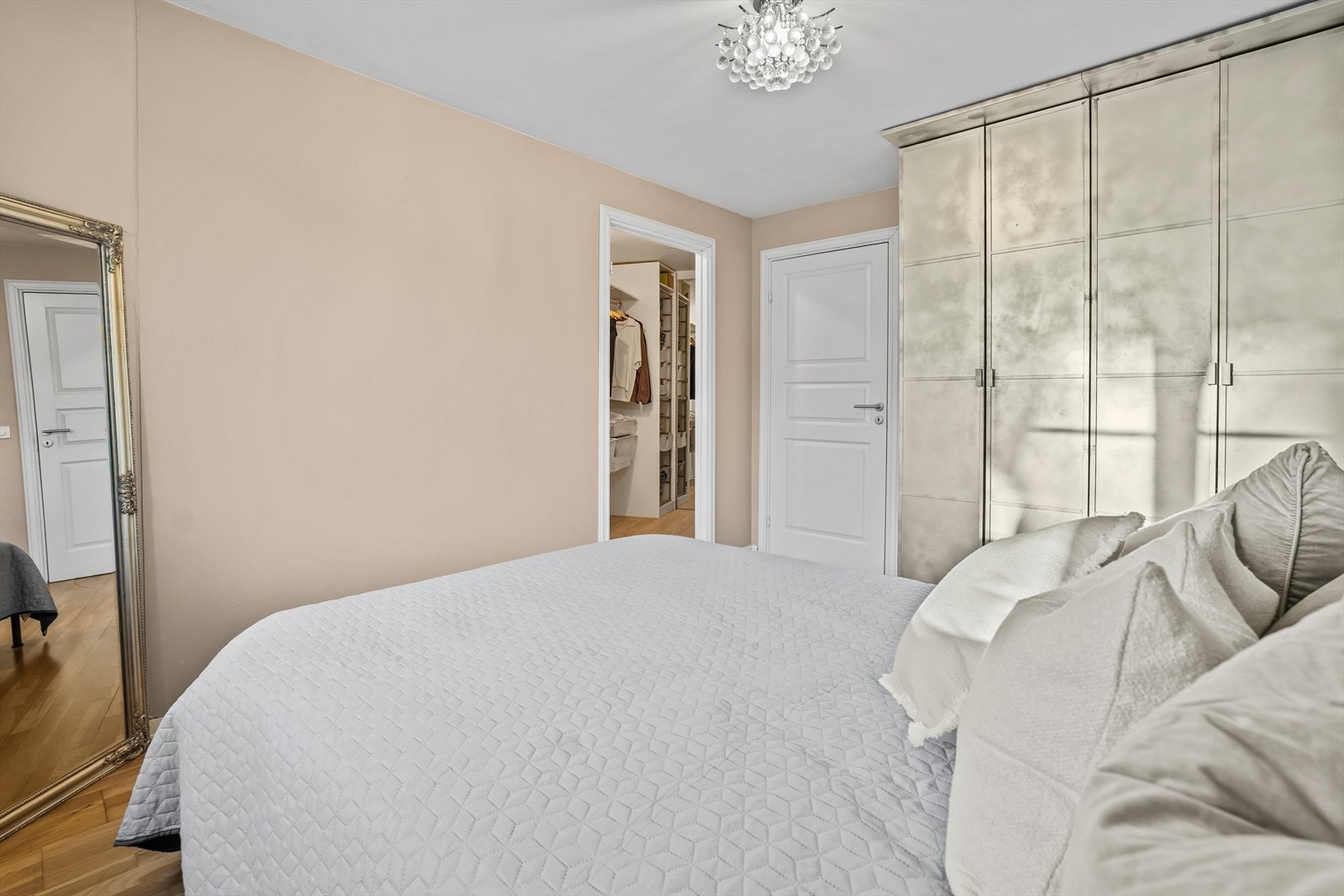 Rommet har også plass til stor garderobe og eget omkledningsrom. Galleribilde