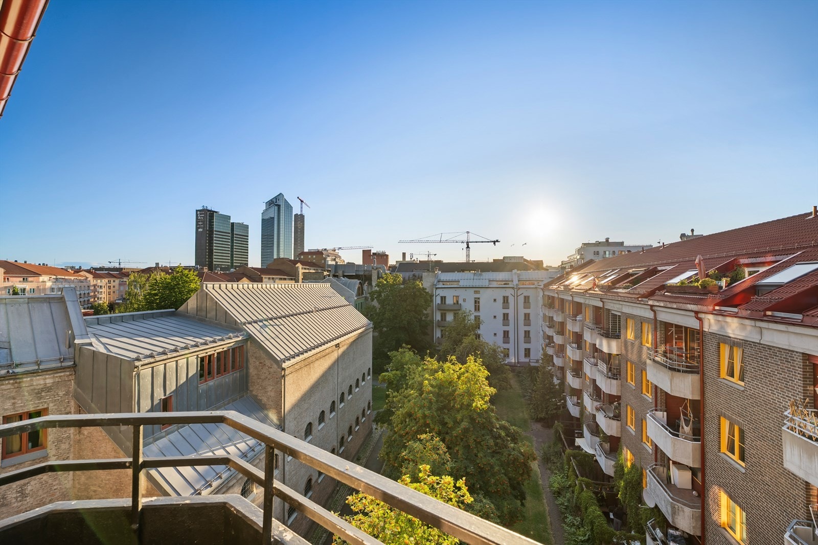 Balkongen vender mot stille gårdsrom og du har fantastisk utsikt. Galleribilde