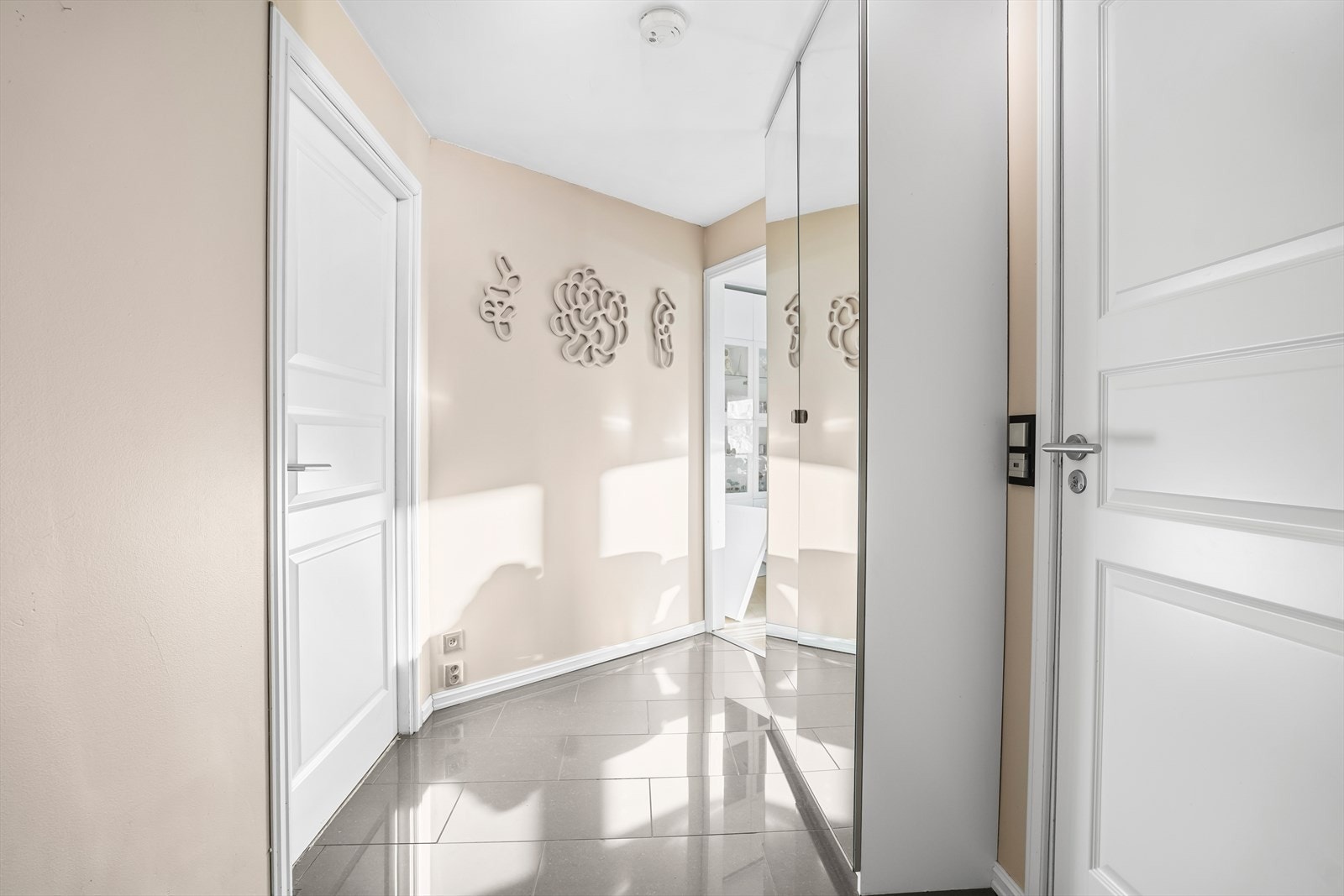 Flislagt entré/gang med garderobe for yttertøy og sko. Galleribilde