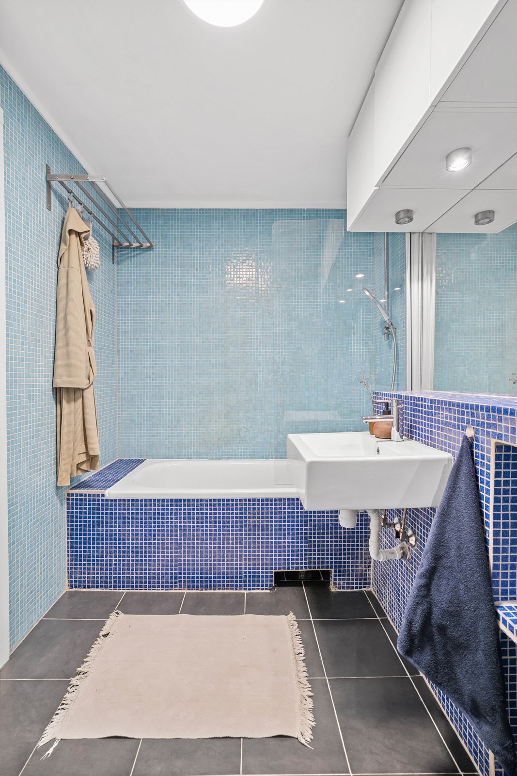Badet har godt med lagringsplass og varmekabler i gulv. Galleribilde
