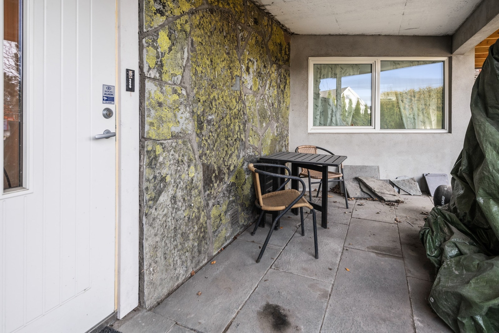 Inngangsparti med plass til liten sittegruppe. Galleribilde