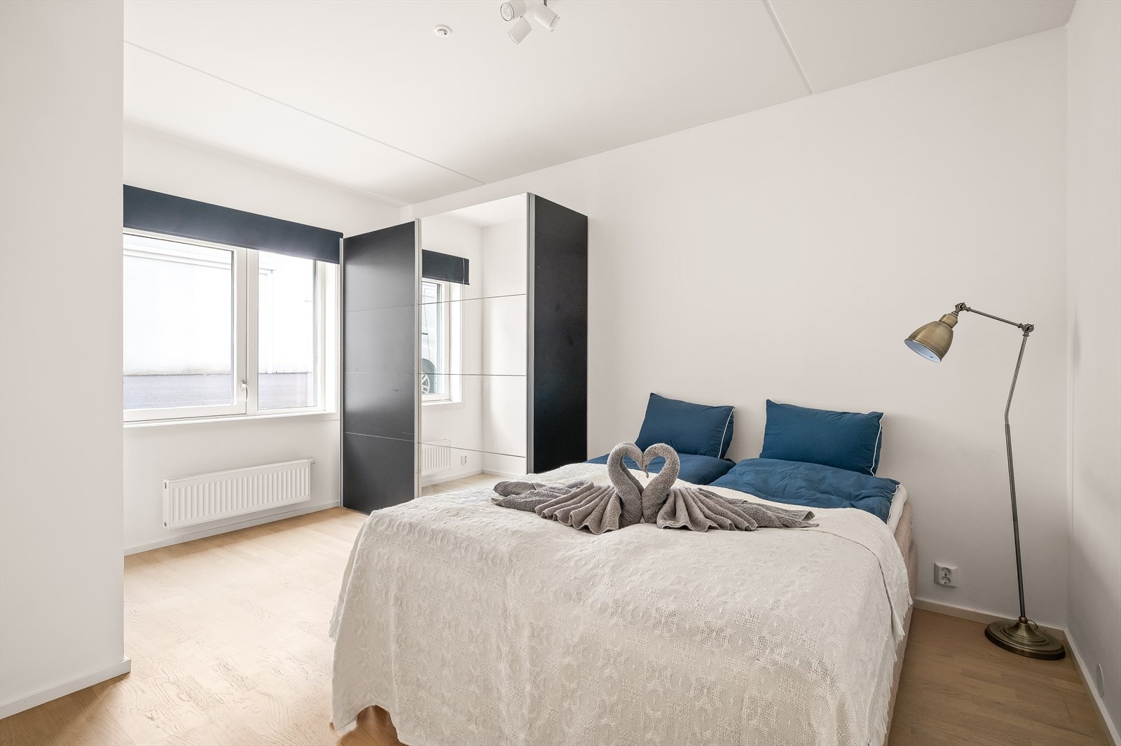 Romslig hovedsoverom med plass til stor dobbeltseng og tilhørende nattbord. Galleribilde