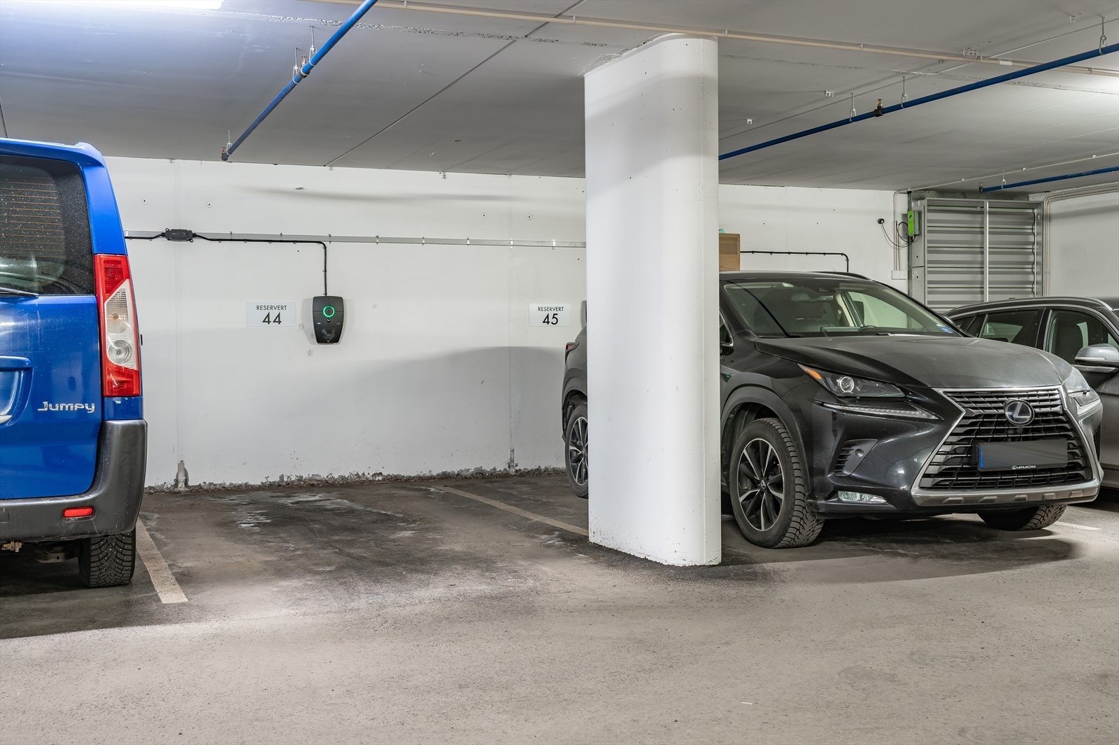Leiligheten disponerer en garasjeplass med elbil lader i felles garasjeanlegg med heisadkomst. Galleribilde