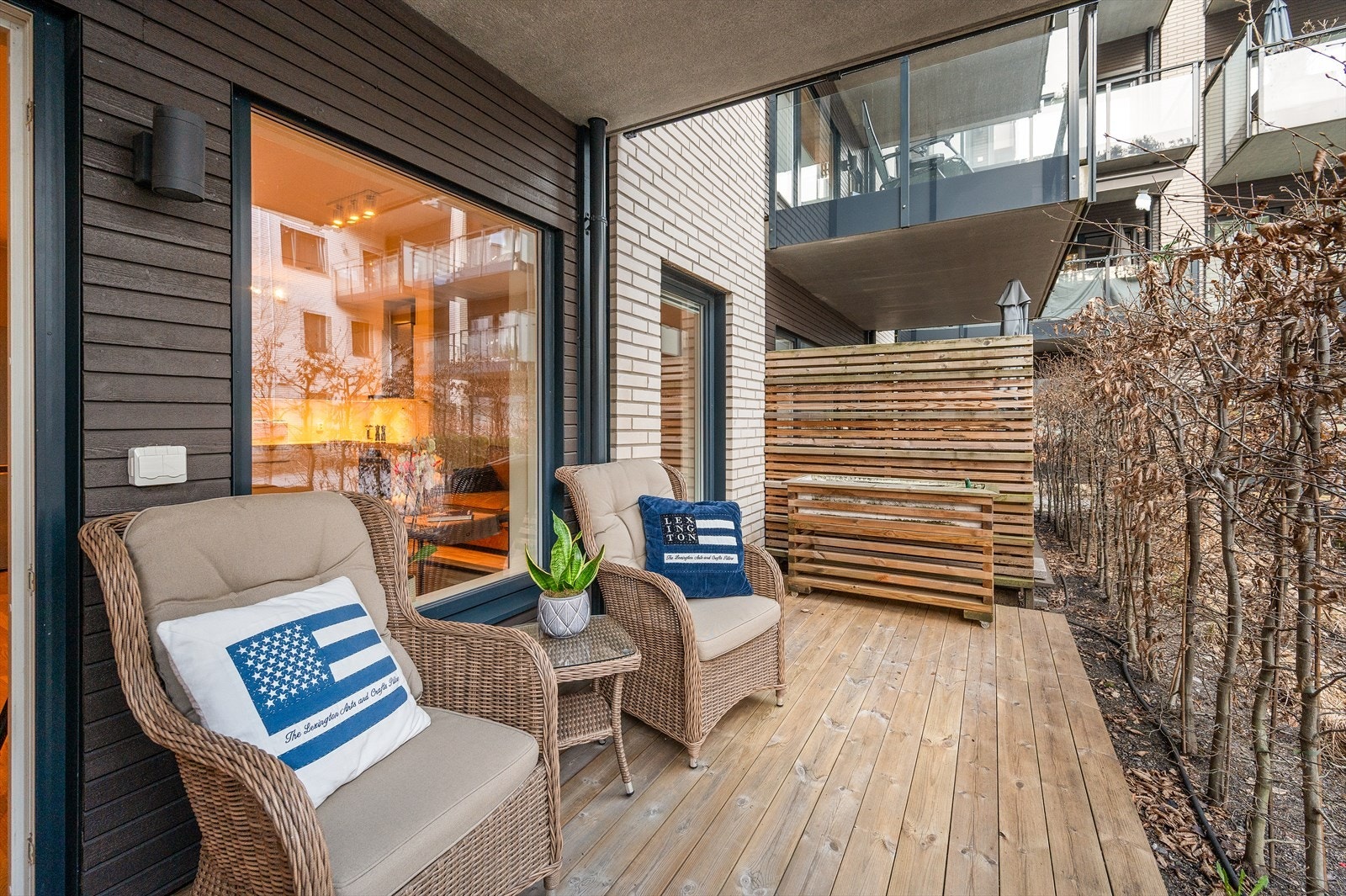 Overbygget terrasse gir en lun atmosfære. Det er også stikkontakt på terrasse. Galleribilde