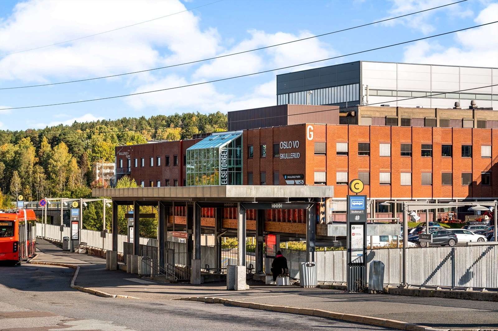 Fra leiligheten er det kun 2 minutters gange til Skullerud T-bane og bussholderplass. Her går det hyppige avganger med både buss, flybuss og T-bane. I området ligger også Oslo klatresenter som er et av Norges største. Galleribilde