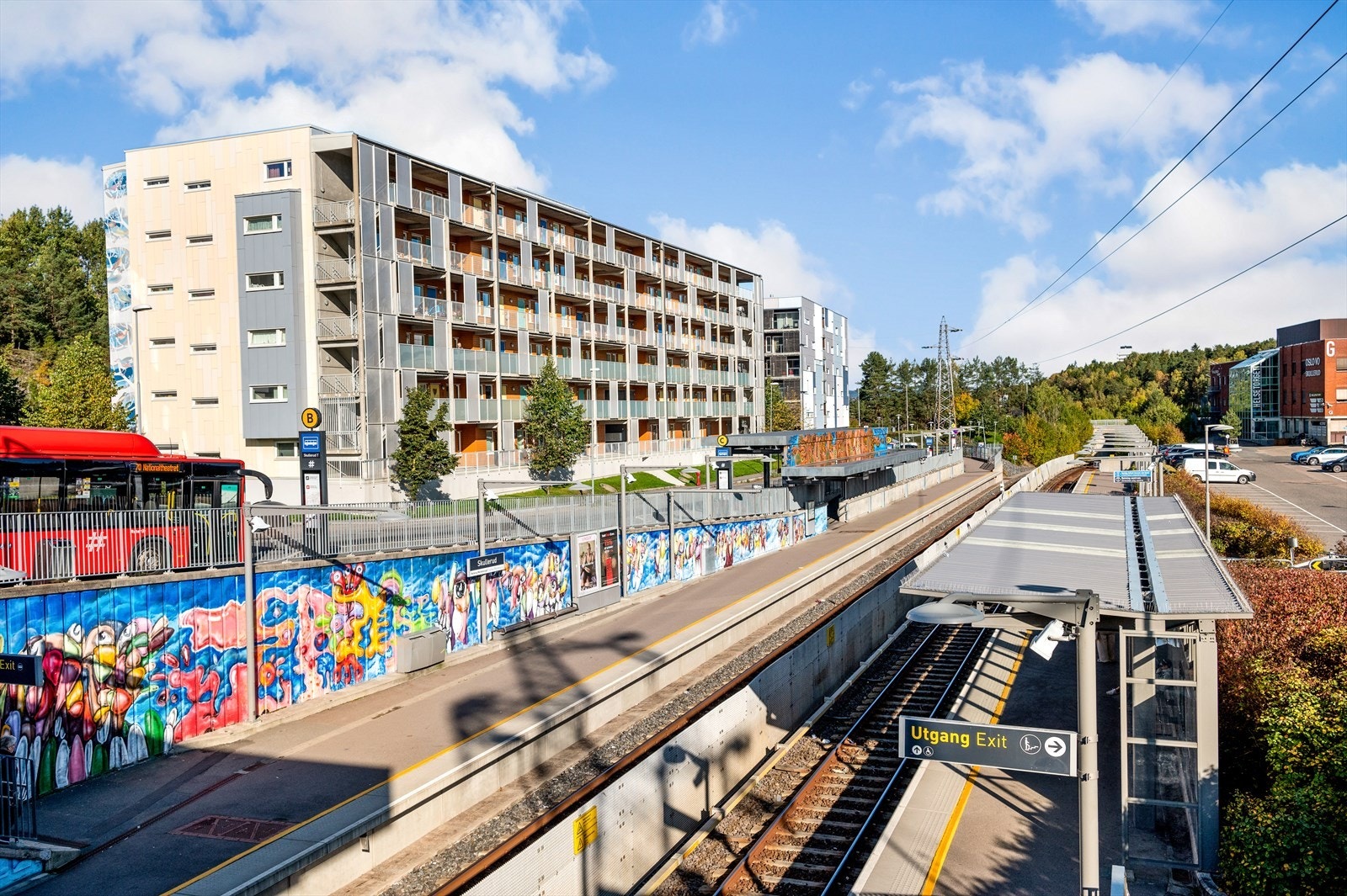 Rett ved T-bane og bussholderplass ligger Skullerud Torg med flere spisesteder, Rema 1000, frisør m.m. Galleribilde