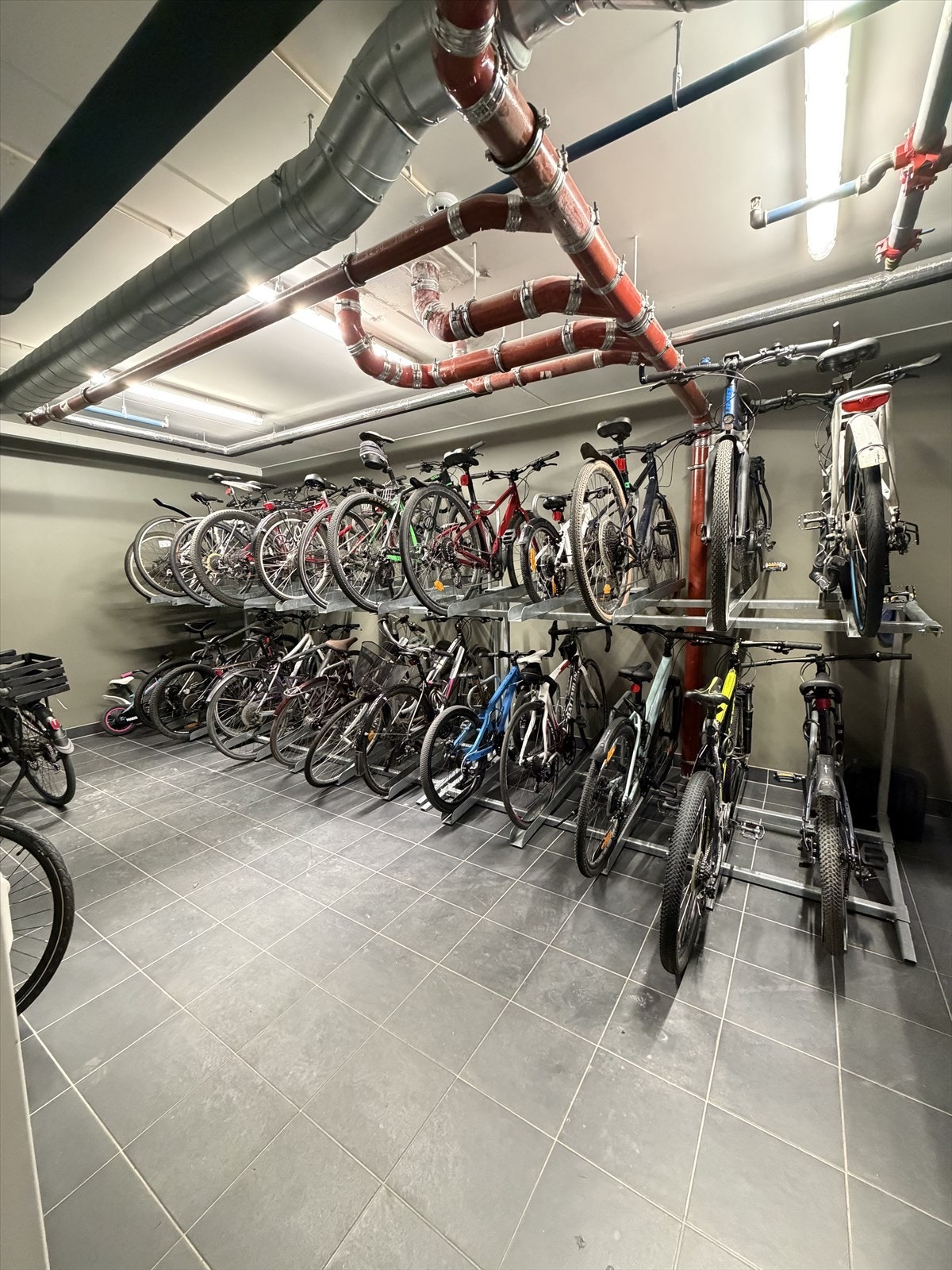 Borettslaget har en stor felles sykkelbod som kan benyttes av beboere. Galleribilde