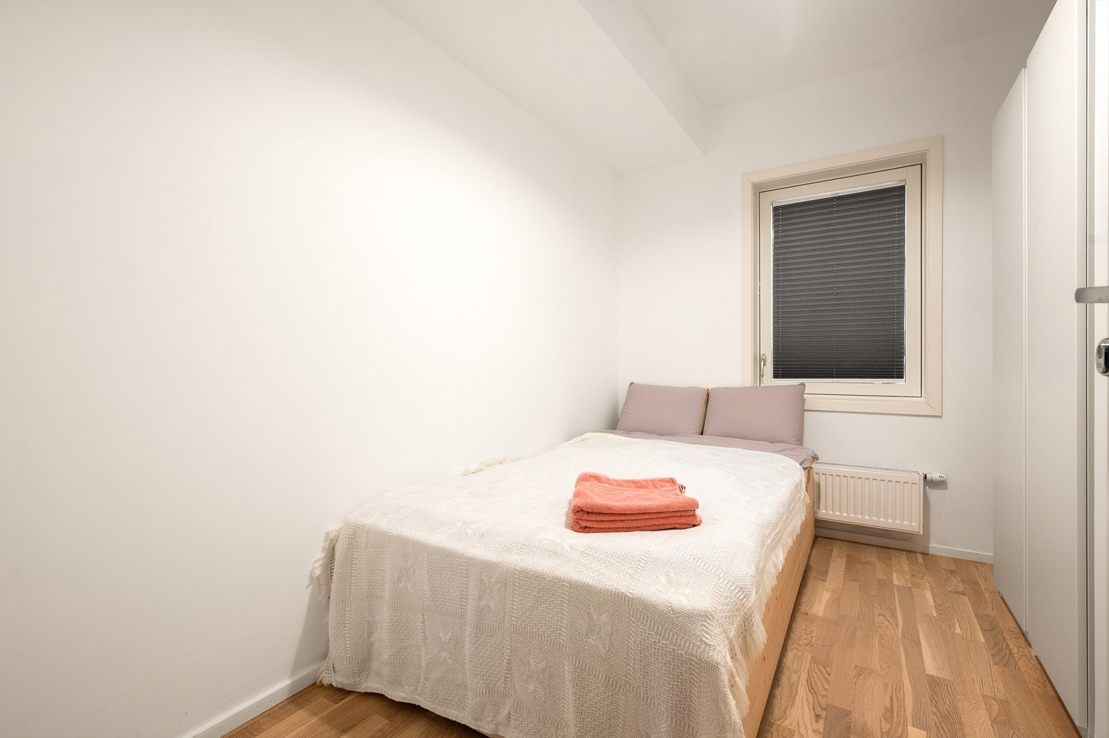 Soverom nummer to med plass til seng, nattbord og garderobeskap. Galleribilde
