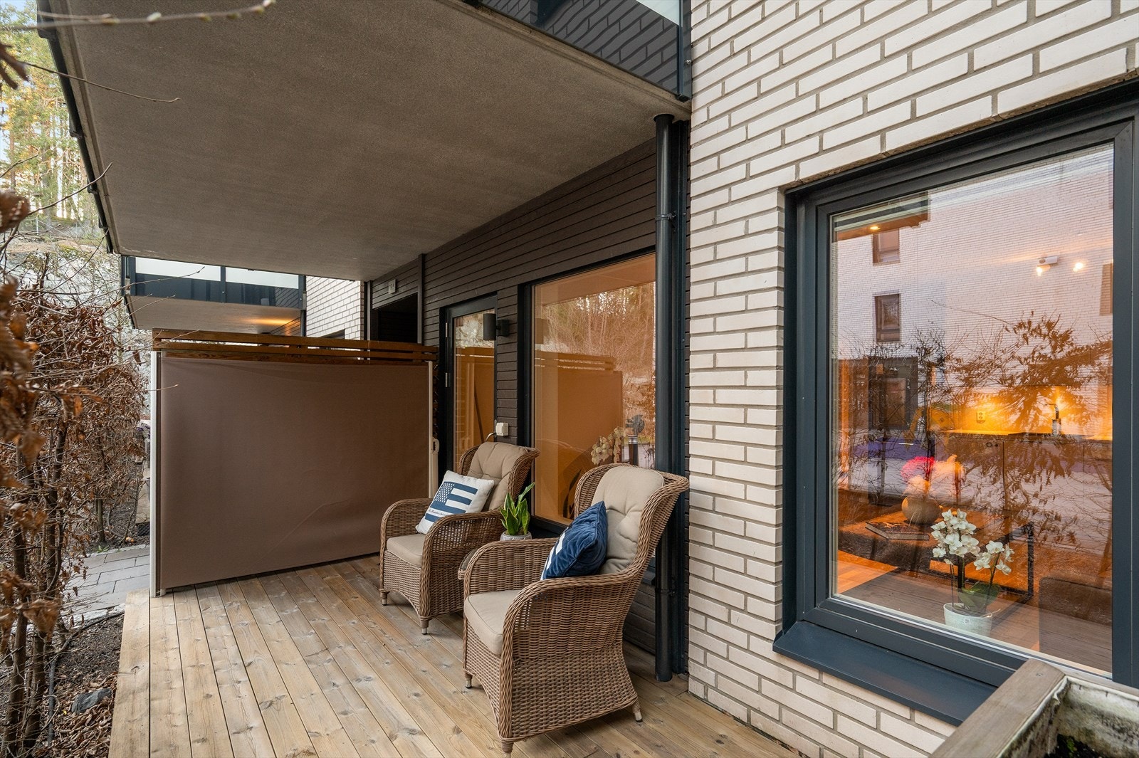 Fra stue er det utgang til solrik markterrasse på 10 kvm. Galleribilde