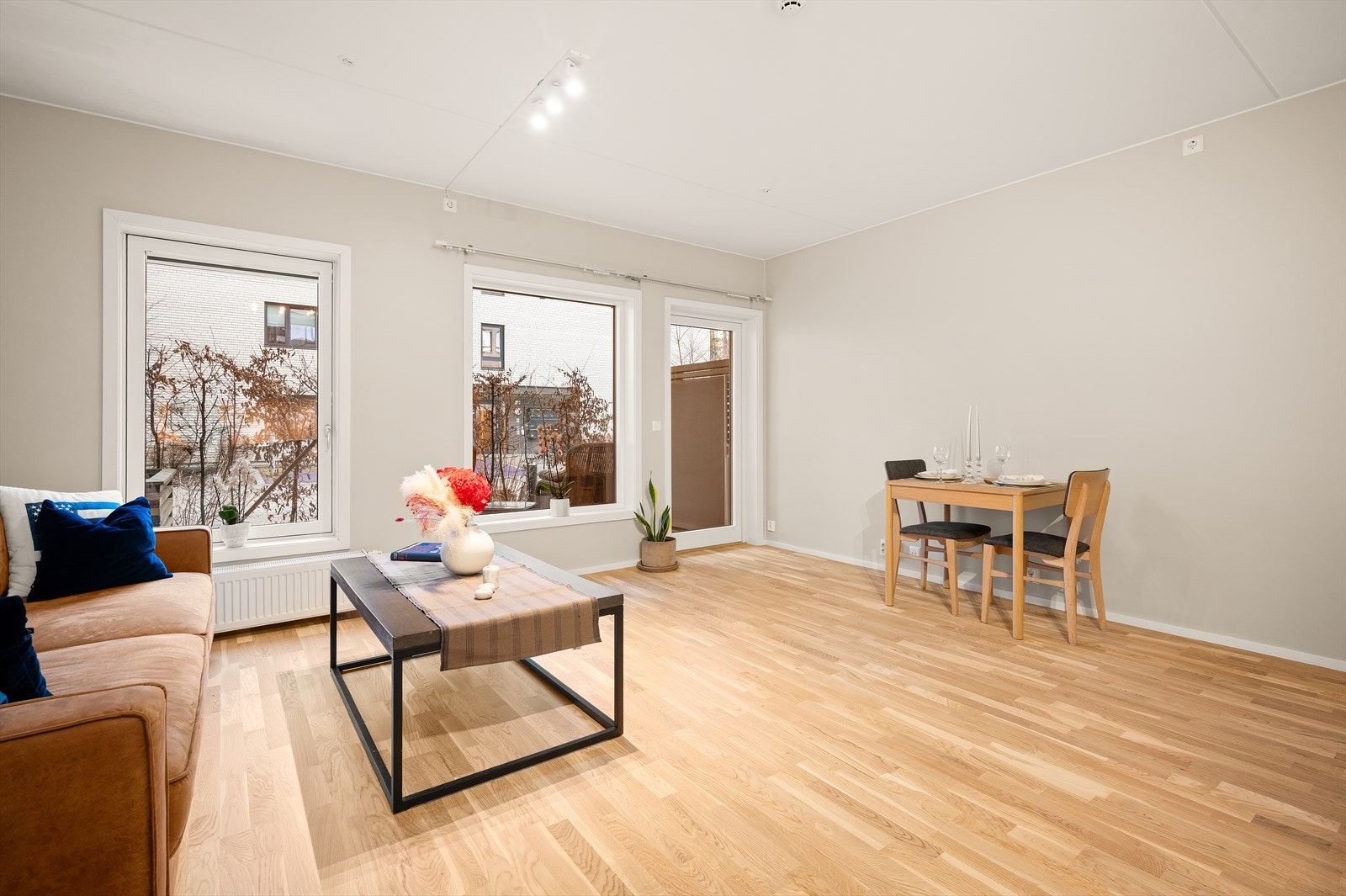 Leiligheten har store vindusflater og god takhøyde på 2,60 meter. Galleribilde