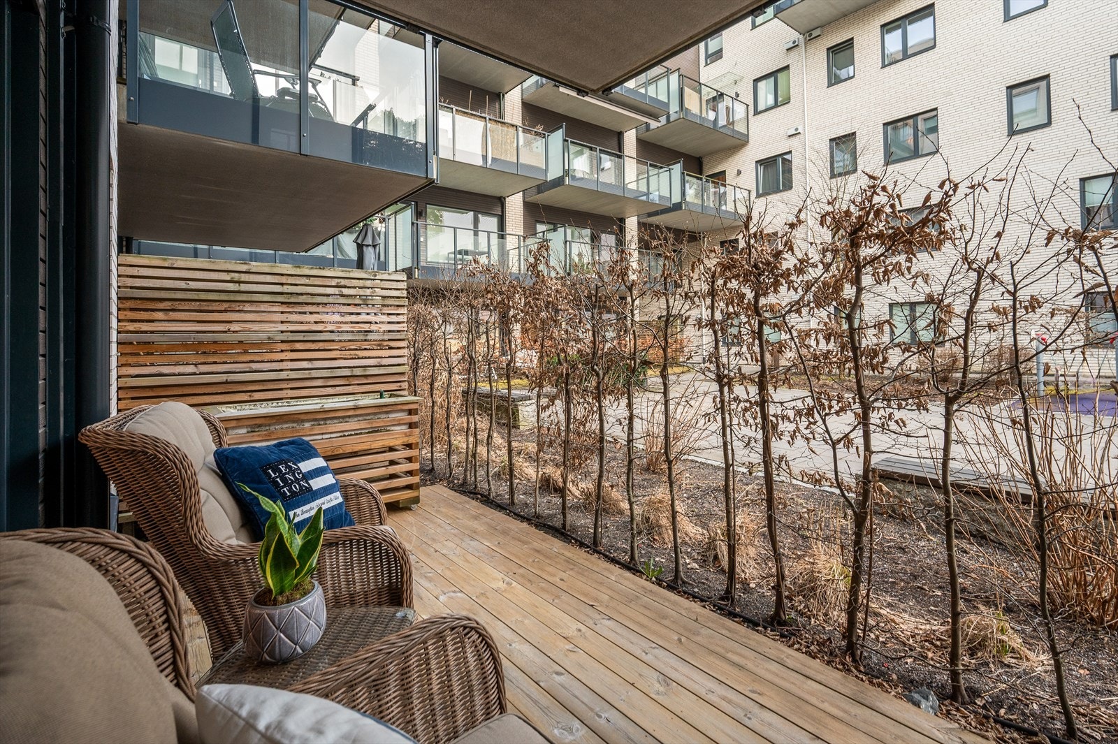 Det er fin plass til både sittegruppe og grill. Terrassen og vender ut mot bilfrie fellesområder. Galleribilde
