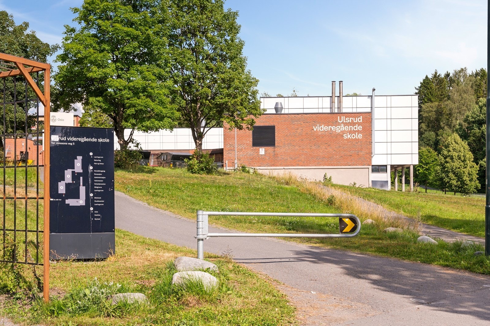 Det er gangavstand til flere skoler og barnehager i området. Galleribilde