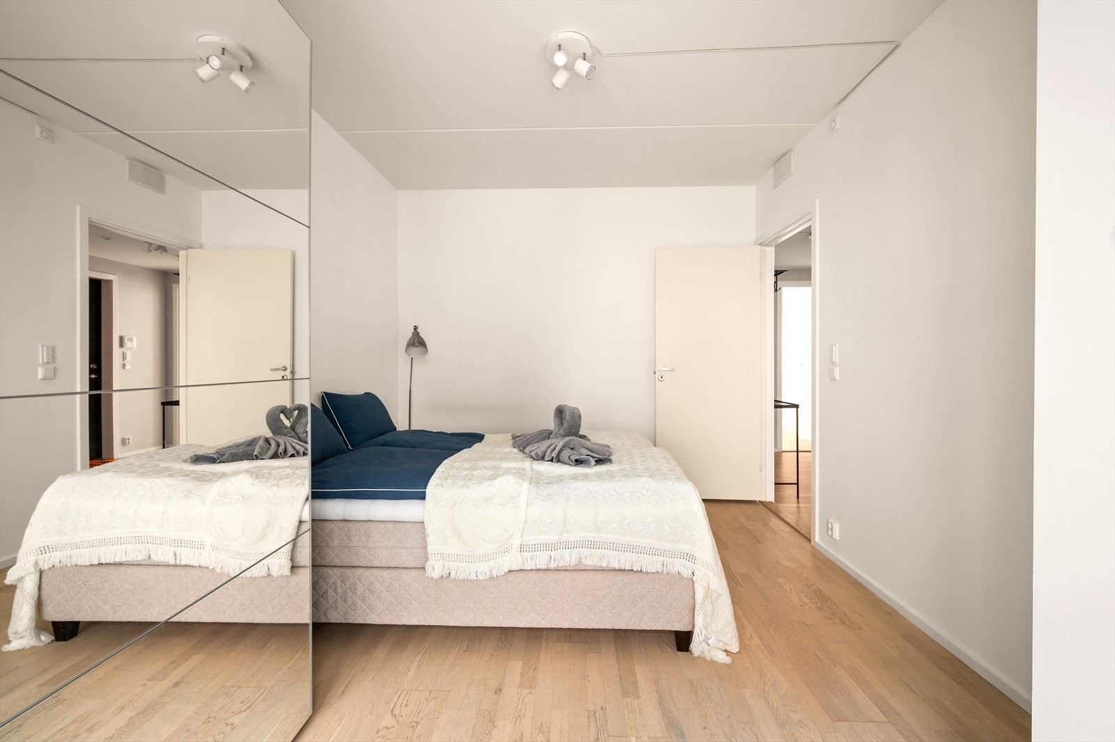 Rommet er også innredet med praktisk skyvedørsgarderobe. Galleribilde