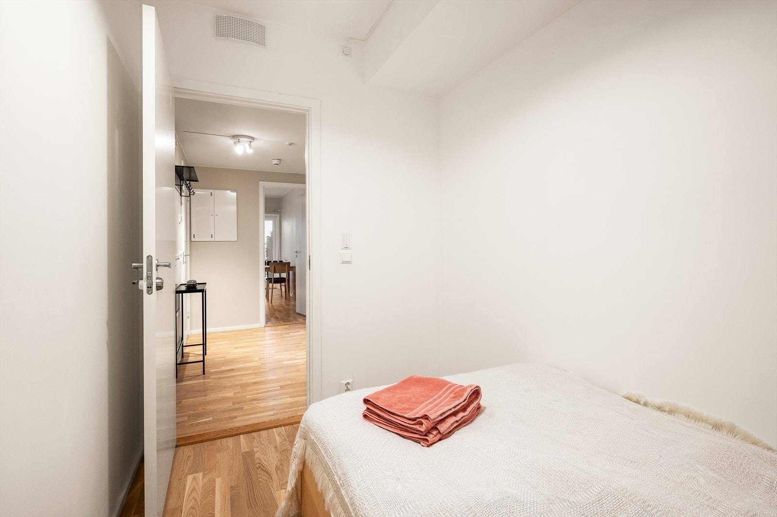 Det er adkomst til begge soverom fra entréen. Galleribilde