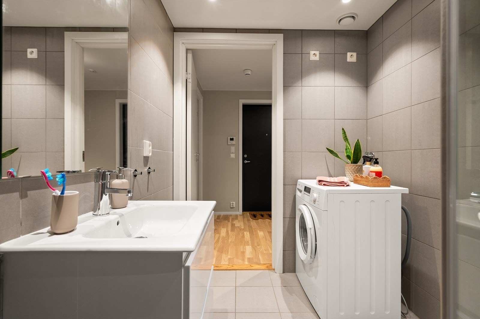 Badet har vannbåren varme i gulv. Galleribilde