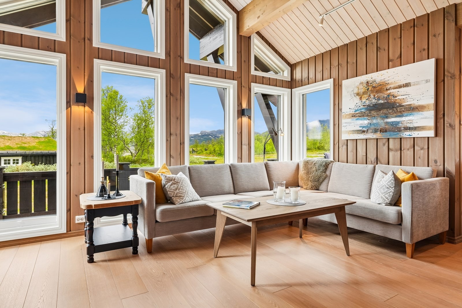 Disse slipper inn rikelig med dagslys og trekker naturen og utsikten inn i rommet. Galleribilde