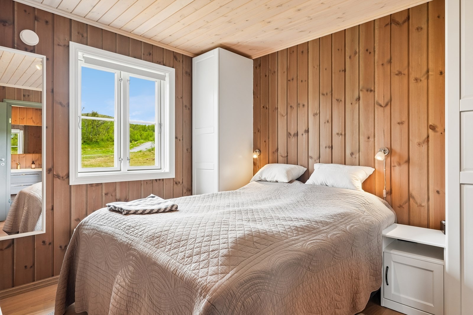 Dette er en hytte hvor det er god plass til å samle familie og venner til opplevelsesrike dager på fjellet. Hovedsoverommet med tilhørende bad ligger i en egen del av hytta. Galleribilde