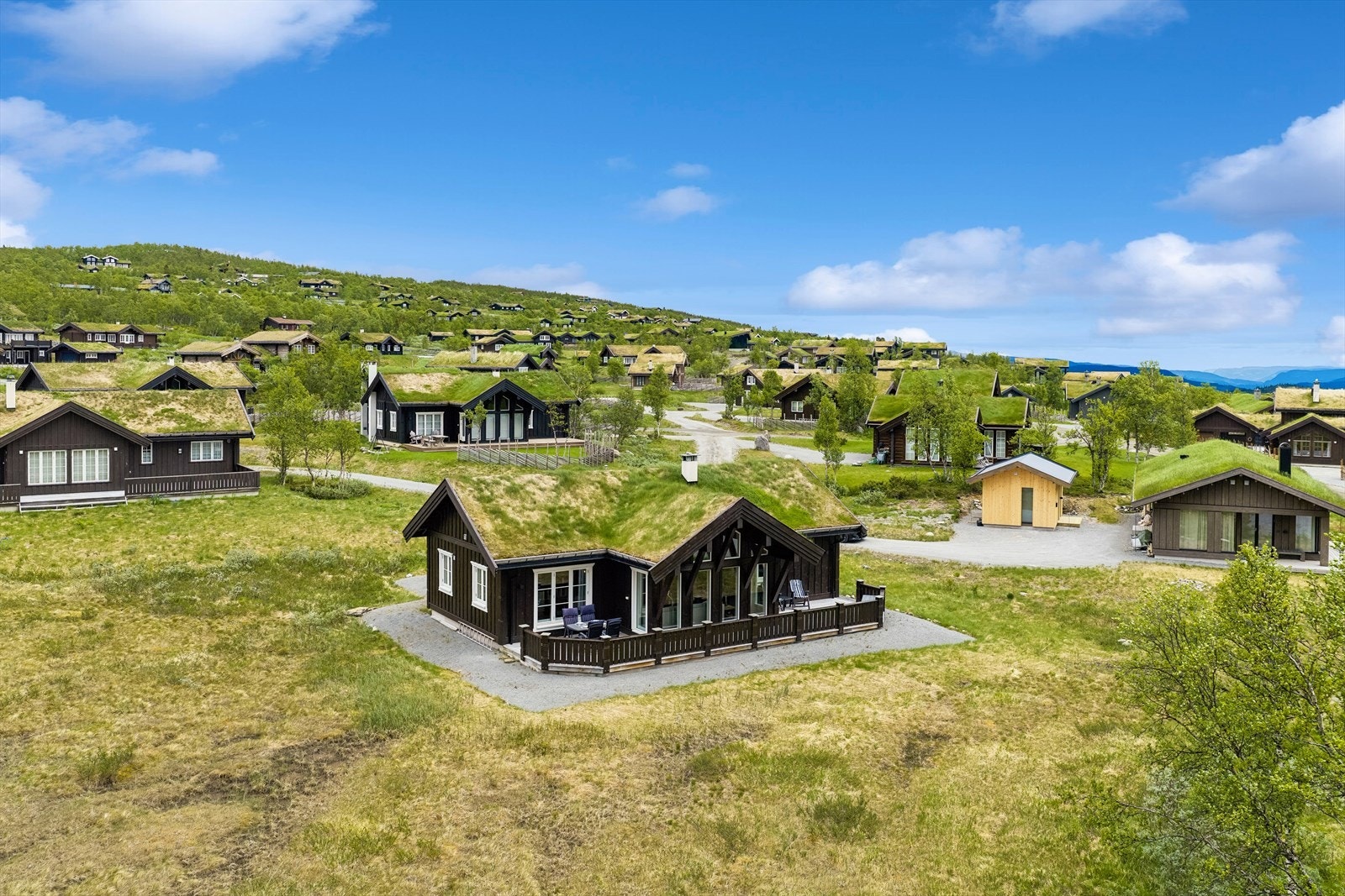 Fra stua er det utgang til en romslig terrasse på ca. 40 m² hvor man kan nyte solen og den flotte fjellutsikten. Galleribilde